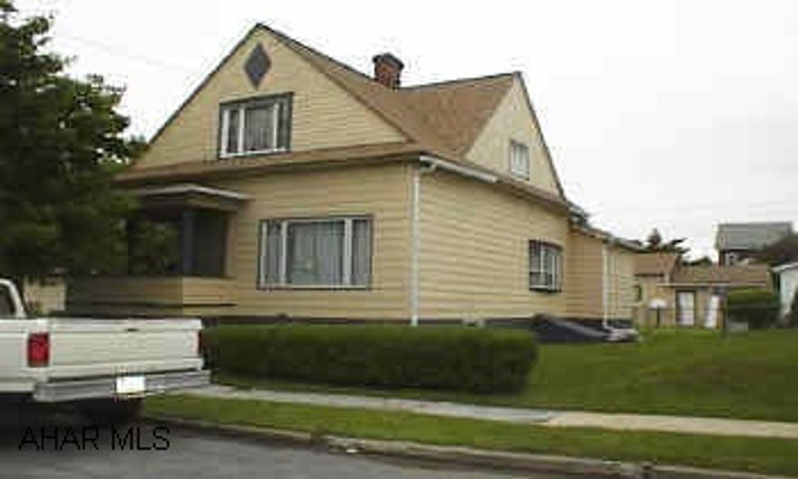 3BR home with 2 full baths, fenced yard and 3 car garage. 3BR home with 2 full baths, fenced yard and 3 car garage.