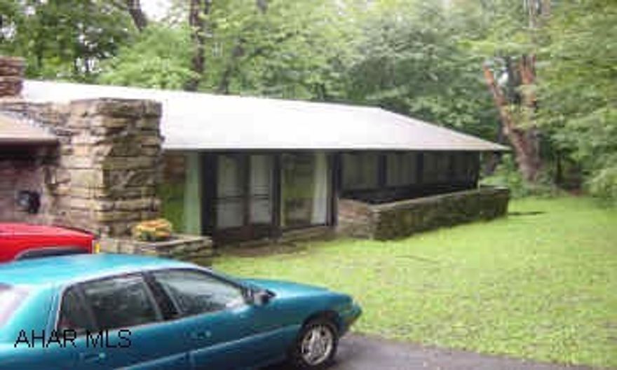 1 STORY, 3 BEDROOM, 2 BATH, 2-CAR ATTACHED GARAGE.  BEAUTIFUL RIVER STONE AND VAULTED CEILINGS. VAULTED CIELINGS, FULL STONE WALL FIREPLACE, OPEN FLOOR PLAN, STREAM BEHIND PROPRETY, COZY SETTING.