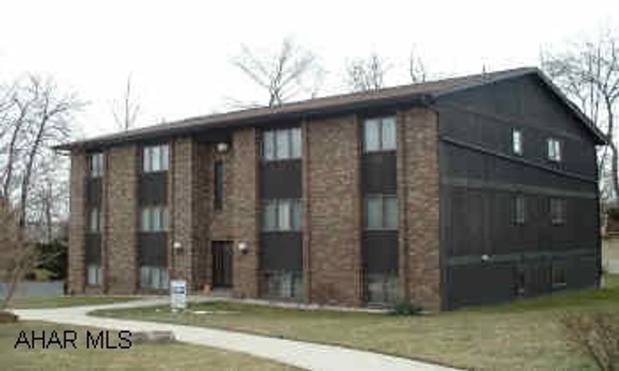 CONVENIENT CONDO LIVING. ASSOC. FEE $110 INCL. WATER, TRASH, SEWER, SNOW REMOVAL, GROUND MAINTENACE, COMMON ELECTRIC.