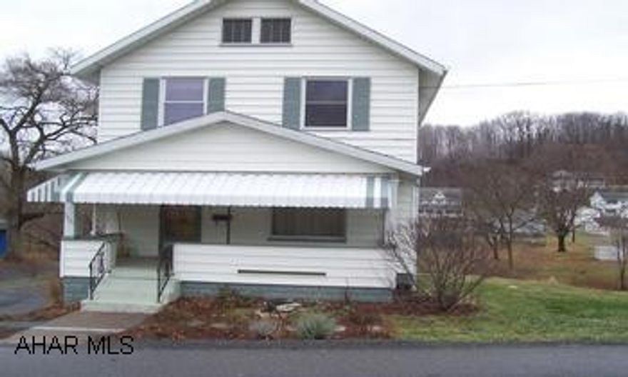 Cute 3 bedroom home on large lot. Oak kitchen, large bath, laminate floors, new roof, & new furnace. Cute 3 bedroom home on large lot. Oak kitchen, large bath, laminate floors, new roof, & new furnace.