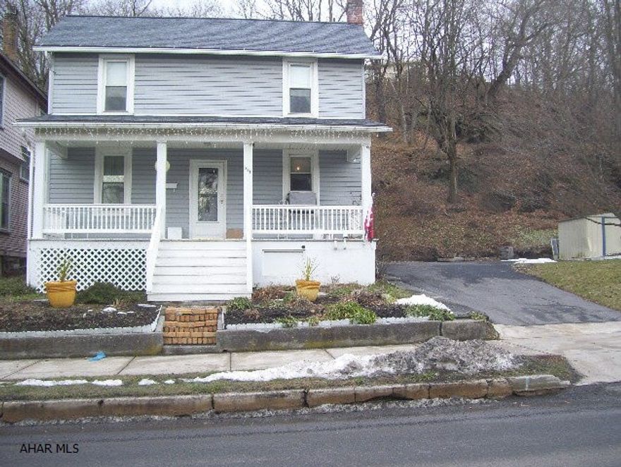 Well-maintained, updated 3 BD, 1 BA house on .44 acres in Everett Borough. Spacious and inviting floor plan. Move-in ready!