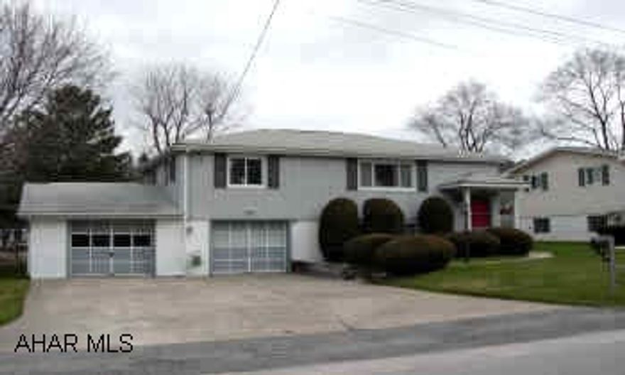 IMMACULATE HOME.  FURNACE AND C/A, HOT WATER HEATER, APPROXIMATELY 2 YEARS OLD.  2 CAR ATTACHED GARAGE.  NEWER WINDOWS, NICE DECK, OAK TRIM THROUGHOUT.