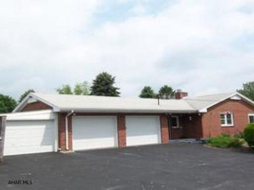 3 bedroom 2 bath home close to downtown. Flat lot with 3 car garage. Huge kitchen for the cook.