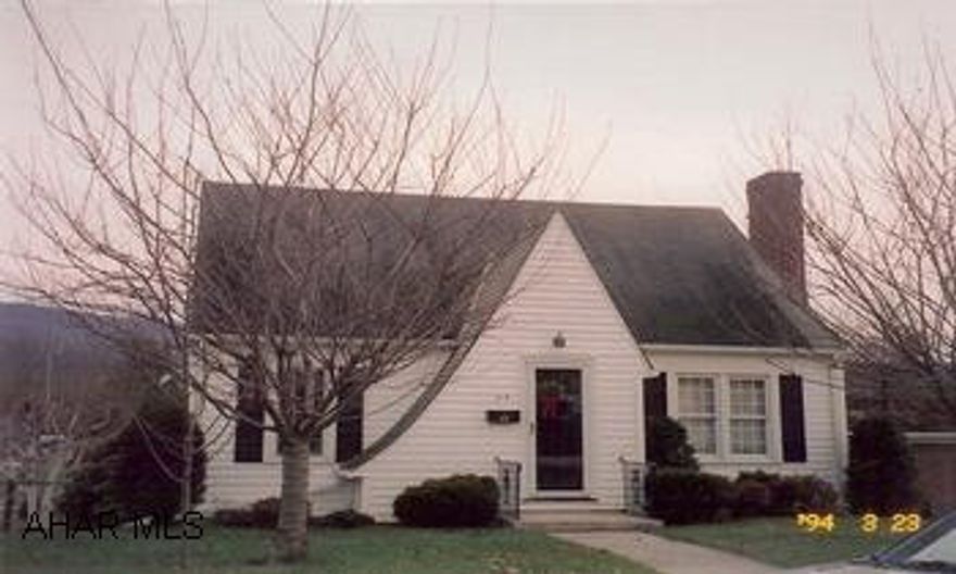 Well maintained 1 1/2 Story home in nice neighborhood.   Conveniently located near schools and shops. Mountain views, easy-care landscaping, large yard. Home Warranty included.