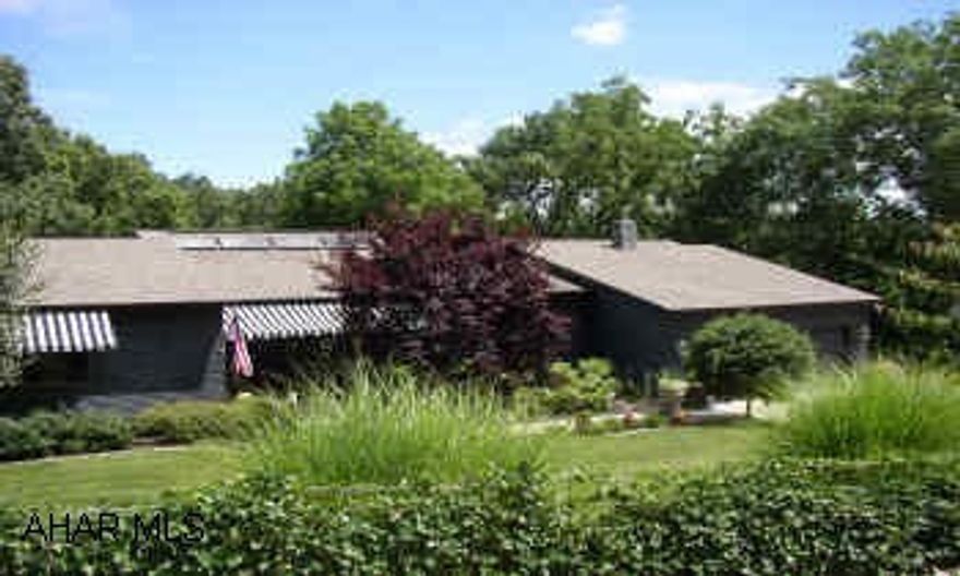 FOR THE DISCRIMINATING BUYER THIS HETRICK BUILT CEDAR HOME HAS MANY EXTRA AMMENITIES. 1ST LEVEL HAS UPSCALE KIT. W/2 COOK SURFACES, PLUS APPLIANCES STAY. LARGE MBR SUITE LEADS OUT TO REAR DECK. ACCESS LOWER LEVEL VIA HAND BUILT OAK STAIRS. THIS FEATURES WET BAR, 2 FAMILYROOMS, 3/4 BATH, SUNROOM & LAUNDRY ROOM.