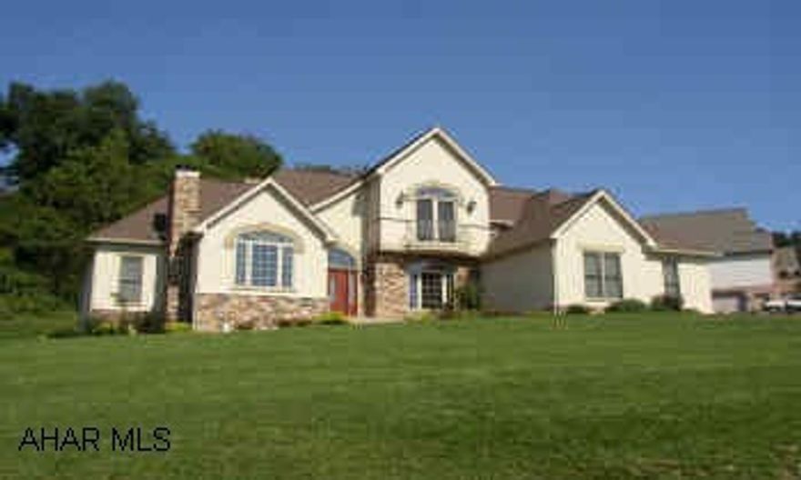 1 YEAR HOME CUSTOM BUILT. 10' CEILINGS. 2 GAS FIREPLACES. GOURMET KITCHEN IWTH DOUBLE OVENS. COMMERCIAL STOVE. GRANITE COUNTER TOPS THRU OUT. AUDIO/VISUAL WIRING. CUSTOM SHOWER.