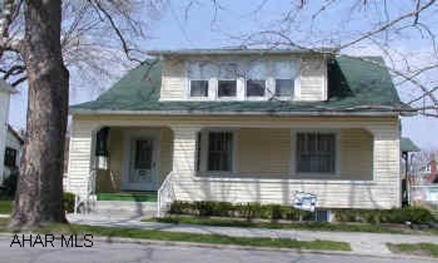 Classic Cape Cod with vinyl siding, 3 bedrooms, 2 baths. Classic Cape Cod with vinyl siding, 3 bedrooms, 2 baths.  Hardwood floors.  Family room or 4th bedroom and bath on first floor.  New roof.  Thermopane windows on 2nd floor.