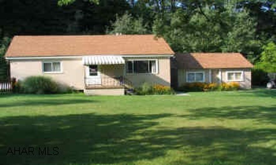 Nice cozy 2 Bedrooms, living room, kitchen, bath, enclosed back porch, all appliances on .8 acres!!  ALL AGENTS - Do not let Buyers touch DOG or cage dog is in!! Nice cozy 2 Bedrooms, living room, kitchen, bath, enclosed back porch, all appliances on .8 acres!! ALL AGENTS - Do not let Buyers touch DOG or cage dog is in!!