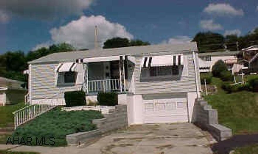 VINYL ONE STORY ONE STORY WITH HARDWOOD FLOORS, PRIVATE REAR YARD, EXCELLENT NEIGHBORHOOD.