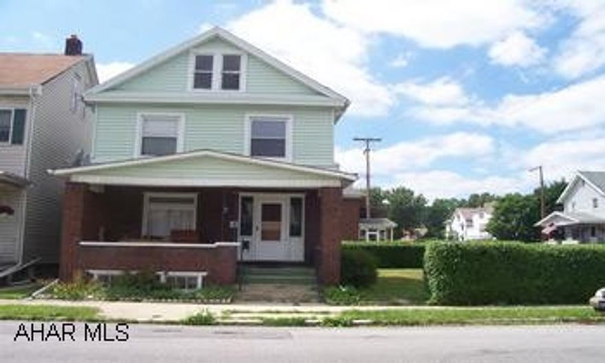 2 story brick & vinyl in nice centrally located area. 3 bedrooms, 1.5 baths, corner lot. 2 story brick & vinyl in nice centrally located area. 3 bedrooms, 1.5 baths, corner lot.