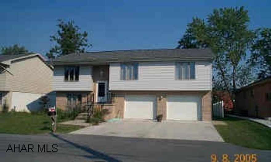 Oak Trim & Doors - Tons of tile - Finished family room in lower level - All season sunroom - Open architecture. Oak Trim & Doors - Tons of tile - Finished family room in lower level - All season sunroom - Open architecture.