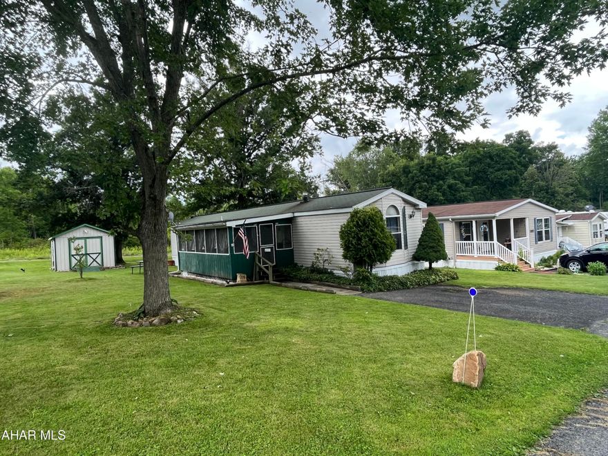 1993 COMMODORE MOBILE HOME IN A VERY GOOD CONDITION. GREAT LOCATION ON PRIVATE LOT.  THIS HOME AS BEEN UPDATED AND NEW FURNACE & AIR CONDITIONING UPDATED.  2 BED.  2 BATH  .

YOU HAVE TO BE 55+ OF AGE AND WILL HAVE TO PUT IN APPLICATION AND APPROVED BY FRIENDSHIP VILLAGE
