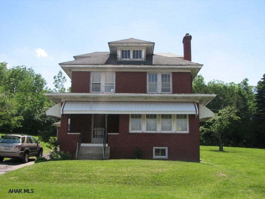 Being sold As-IS. Huge 150x120 lot. Would be a good location for insurance or Dr's office.