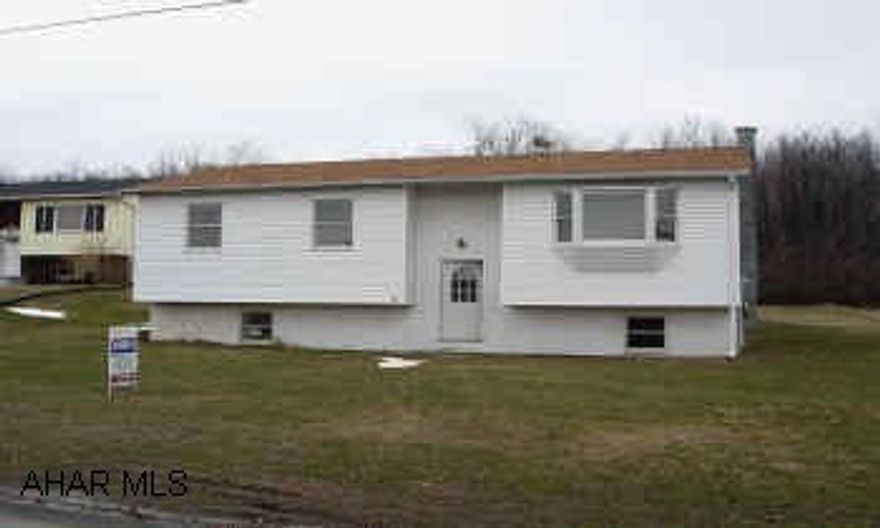 REMODELED BI-LEVEL ON LARGE LOT. BEAUTIFUL OAK KITCHEN. GREAT PROPERTY. WORTH A LOOK. $2000 TOWARD A DRIVEWAY WITH FULL PRICE OFFER. ASK FOR JOHN DAVIDHIZAR.