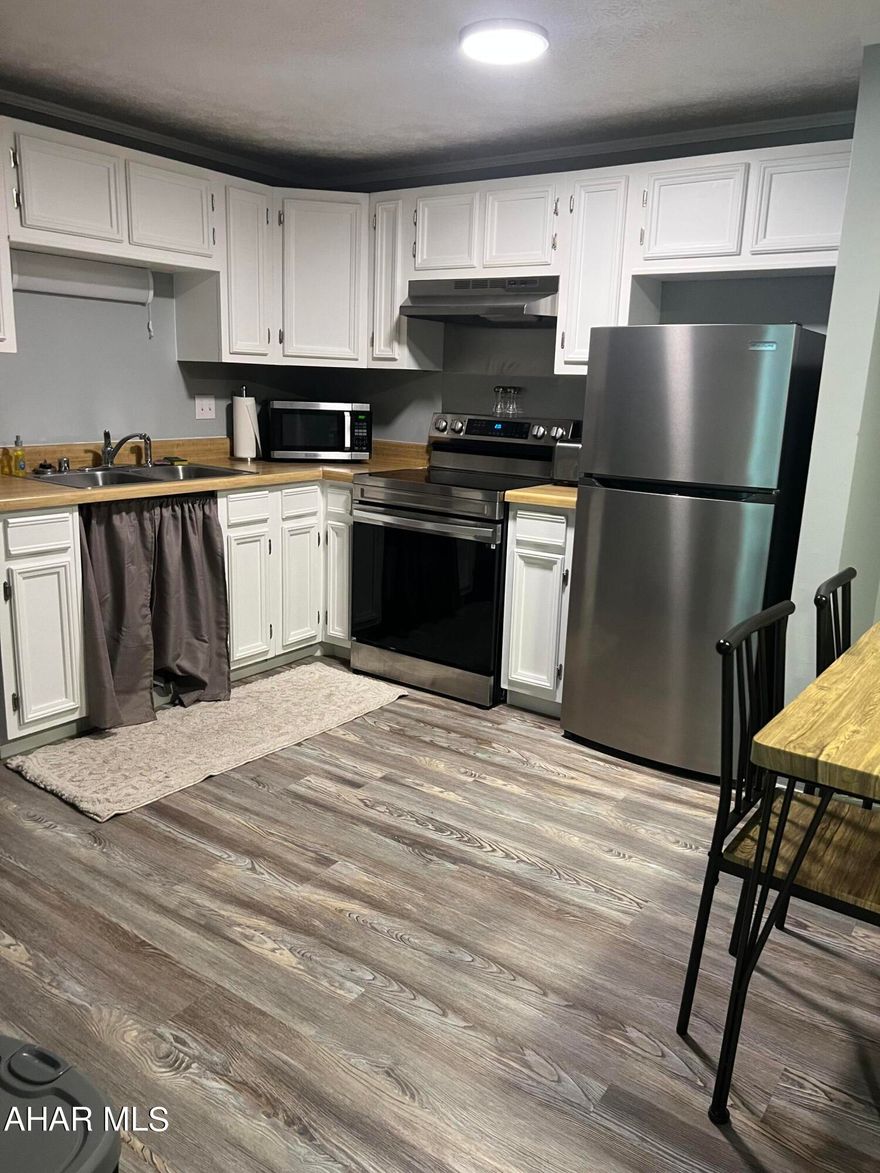 Updated in 2023 2nd Floor 2-bedroom / 2- full bath Condo in the beautiful Allegheny Mountains at Blue Knob All Seasons Resort. Currently an Airbnb
HOA fee includes: indoor / outdoor heated pools, hot tubs and gym area, tennis and pickle ball courts, building, property maintenance & garbage. *Conference center, Golf and Ski resort are an additional fee. *
Sold ''AS IS'' Items included such as decorations may vary from original pictures.