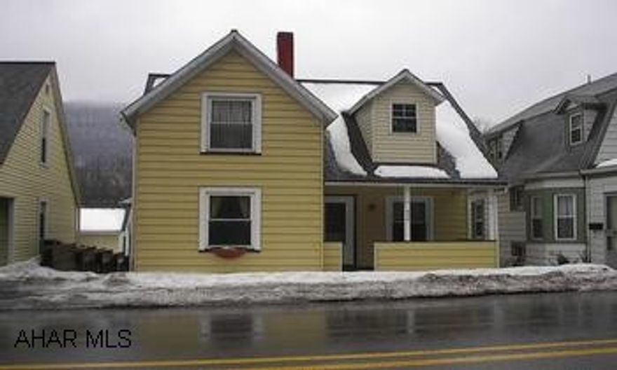 NICE 2-3 BED 2 STORY WITH NEWER ROOF AND THERMO WINDOWS.  ENCLOSED BACK PORCH.  DARLA - 934-4663. GREAT STARTER OR INVESTMENT.  MINUTES TO STATE COLLEGE AND ALTOONA.  DARLA4HOMES@AOL.COM OR 934-4663.  LITTLE TLC NEEDED.