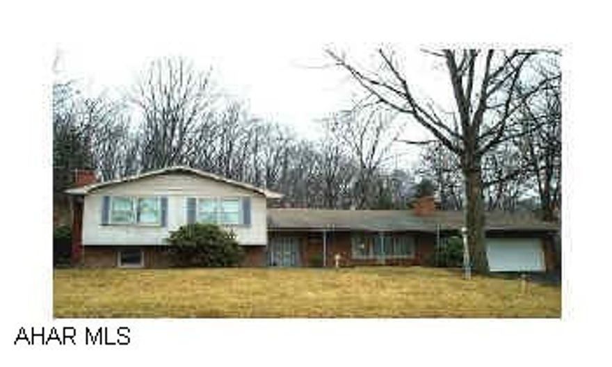 Listing Agent must be present for all showings. Seller offerin $1000 bonus for full price offer.