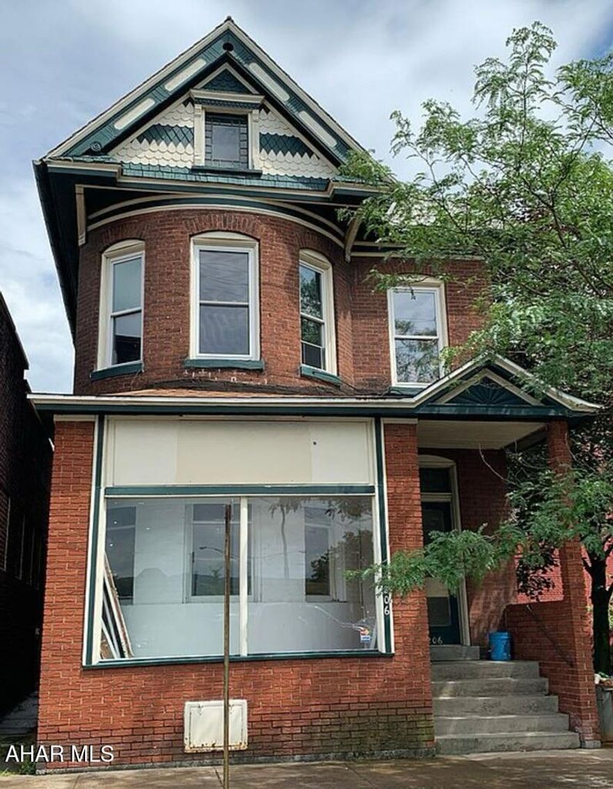 Don't miss out on this opportunity to buy this investment property that will have instant positive cash flow.  This property has (3) one- bedroom apartments located in the heart of Huntingdon.  You have the possibility to live in one unit while the other two units have the possibility to pay your mortgage.