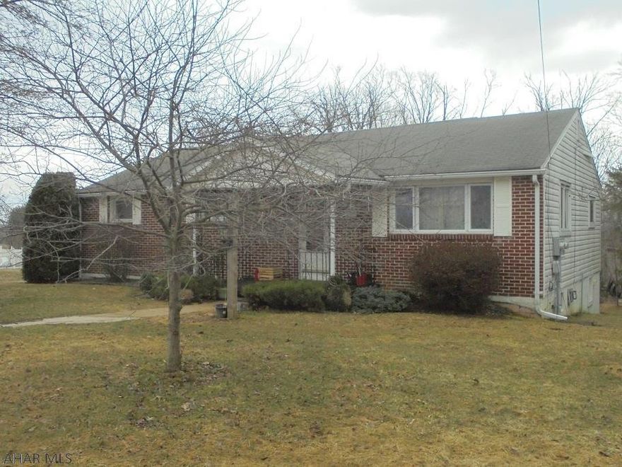 3 BR ranch style home on a 0.6 acre lot. 1 car integral garage.