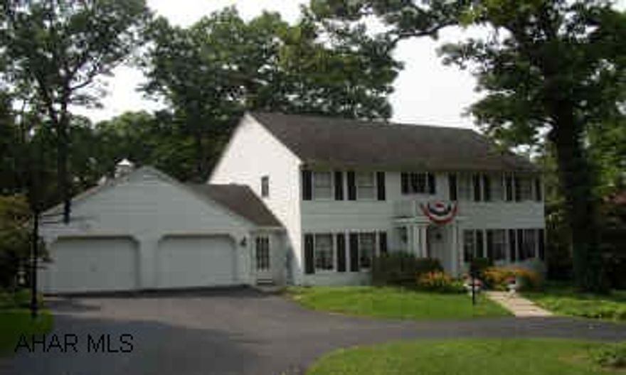 COLONIAL W/4 BR, 2.5 BATHS, GAS FP & FINISHED BASEMENT.  STATELY COLONIAL W/GAS FP IN SPACIOUS FAMILYROOM, FINISHED BASEMENT WITH OFFICE, WORKSHOP & FAMILYROOM. 3 ZONE GAS HOT WATER HEAT, LARGE PRIVATE FENCED YARD. CALL BOB MILLER FOR YOUR PERSONAL TOUR.