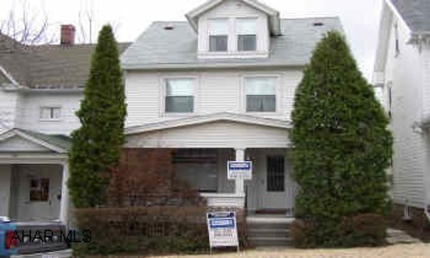 WELL KEPT, MAINTENANCE FREE HOME OFFERS NEWER FURNACE, WATER HEATER.  ROOF INSTALLED IN 2000.  HOME WARRANTY!!  IMMEDIATE POSSESSION.  CALL CRYSTAL FISHER AT 946-4343  X164.