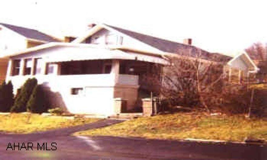 CITI FINANCIAL SELLING "AS IS", NEWER SIDING AND WINDOWS!  NEEDS SOME WORK!  CALL LISTING AGENT FOR DETAILS.