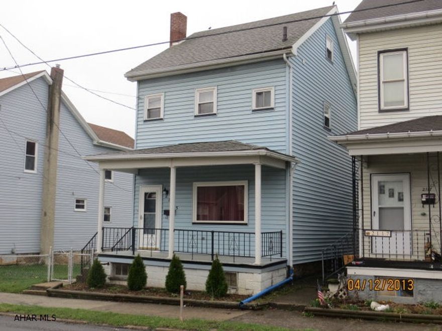 Here is a great home in a convenient location.  Double lot.  Don't pass up this opportunity!