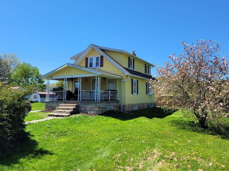 LOCATION!!! LOCATION!!! LOCATION!!!
3 bedroom, 1 bath home in Bellwood School District on approximately .34acres!
(Preapproved buyers only! buyers to confirm taxes, sq footage, and lot size)