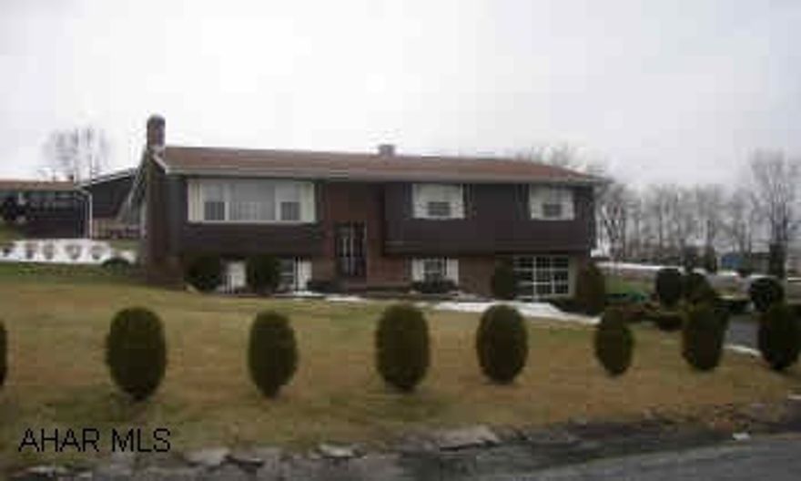 IMMACULATE 3 BEDROOM, 2 BATH BI-LEVEL.  NEW HICKORY KITCHEN, FURNACE AND C/A.  FAMILY ROOM WITH FIREPLACE, NICE COVERED PORCH OFF KITCHEN.   $200 TOWARDS NEW DISHWASHER. POSSESSION NOT BEFORE MAY 29,2004.