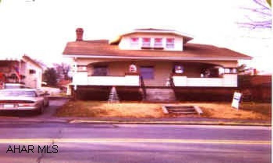 VERY NICE 1.5 STORY, 3BR HOME!  LARGE LIVING ROOM WITH FIREPLACE, C/A, VINYL SIDING, OAK KITCHEN, 1ST FLOOR BEDROOM,  MOST APPLIANCES STAY, BLACKTOP DRIVEWAY, DETACHED GARAGE