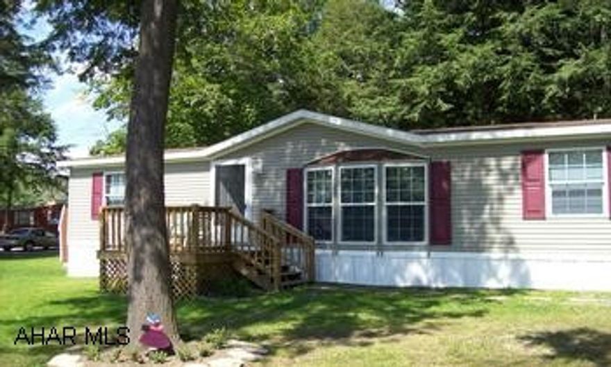 2004 Skyline. 3BR, 2BA, LR, Eat in Kitchen, Like new. 27x44 Newer doublewide with huge Eat in kitchen with island, split bedroom, masterbedroom dual closets and glamour bath. Major Price Reduction!