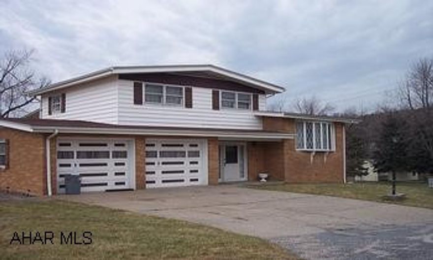 SPLIT LEVEL BUILT IN PLANTERS, BAR-B-QUE IN BACK YARD, PROPERTY SURROUNDED BY ALLEYS. ADDITIONAL LOT INCLUDED TAX # 49-30-165