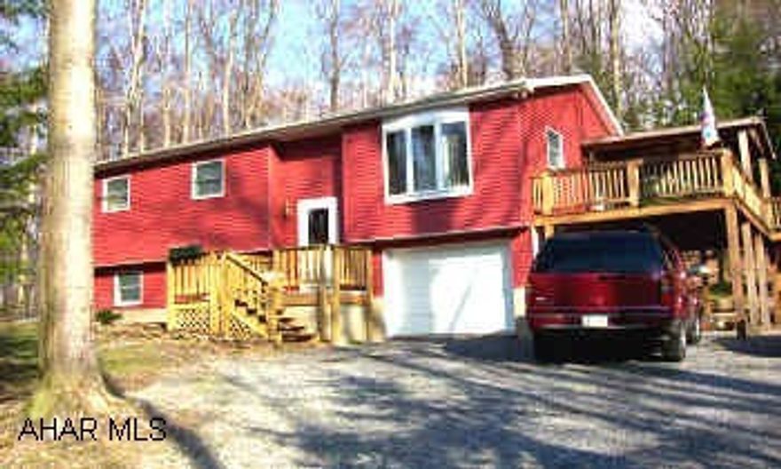 Glendale Yearound! This home was built from foundation up in 1999. It'll make a great full time residence or 2nd home. 3 bedrooms, 1.5 baths, family room. Enjoy nature from the large deck! Seller to find suitable housing.