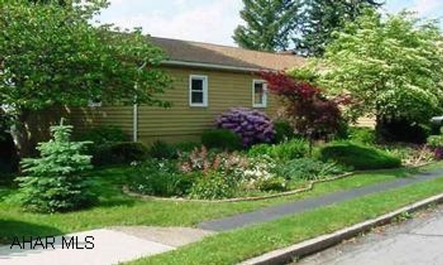 BEAUTIFUL 1 STORY ON LARGE LOT IN FAIRVIEW! HOME WARRANTY! 3+ BR, 2.5 BATHS, OAK KITCHEN, LANDSCAPING. BEAUTIFUL RANCH HOME IN FAIRVIEW WTIH FR! 3-4 br, 2.5 BATHS, UPDATED WIDOWS, FURNACE W/ CA ON A NICELY LANDSCAPED LOT. HOME WARRANTY! GOING TO GREYSTONE-CALL MIKE MANGIA 932-8888.