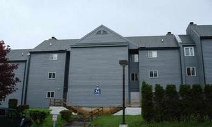 3rd Floor with loft sleeps 6.  Assoc. Dues 170/mo  Includes trash, exterior maintenance, pool and us of facilities.