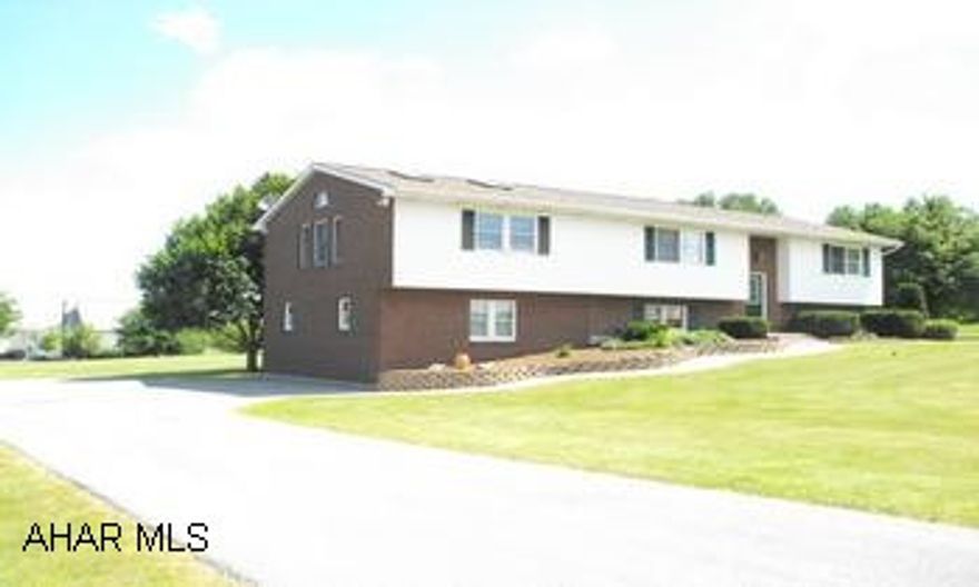 Oversized split entry on level 1 acre lot.  Fantastic view of the Cove.  Freshly painted and cleaned - just move in.  Nice oak kitchen with pull-out pantry and sun tubes. Oversized split entry on level 1 acre lot.  Fantastic view of the Cove. Freshly painted and cleaned - just move in.  Nice oak kitchen with pull-out pantry and sun tubes.