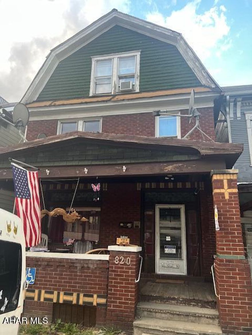 RENTAL INVESTMENT PROPERTY BEING SOLD AS IS. SELLER WILL MAKE NO REPAIRS.
TENANT OCCUPIED WILL NEED 24 HOUR NOTICE. BUYER TO VERIFY TAXES AND SQUARE FOOTAGE.