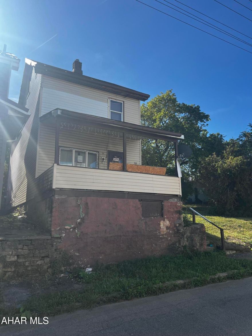 Don't miss this outstanding opportunity to invest in a property with endless possibilities. with the right vision, this space can be transformed into a true asset!