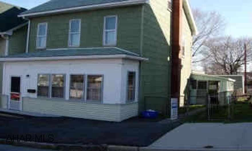 WELL MAINTAINED 3 OR 4 BEDROOM HOME. FENCED REAR YARD, DETACHED GARAGE, LARGE ROOMS, HW HEAT. CLOSING COST ASSISTANCE, HOME WARRANTY POSSIBLE.