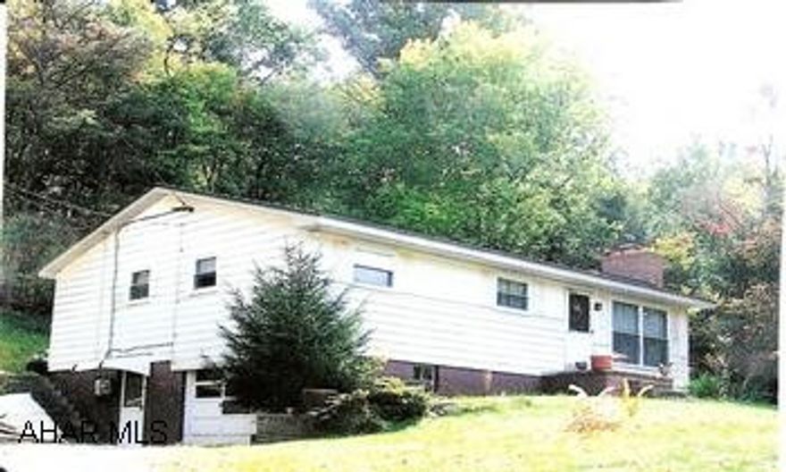 28x40 Ranck, LR, DR, K, 3BR/BA. Integral garage, large fireplace, on 0.62 acre lot. Good location with well and septic. New double glazed windows and metal roofing.