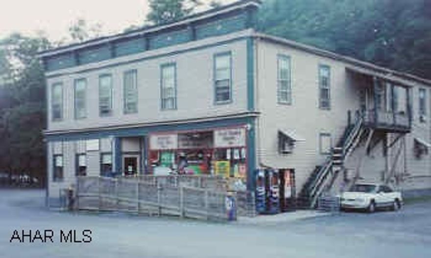 Country grocery store with 5 rental units. Positive cash flow. Country grocery store with 5 rental units. Positive cash flow.