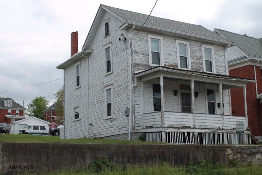 Great starter home PRICED to Sell. Also could be a rental. Newer Furnace , Upgraded bathroom and newer windows.