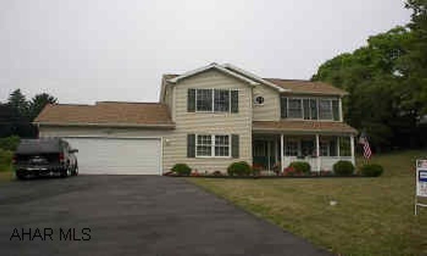 BUILT IN 1998.  3 BEDROOM, 2.5 BATH WITH GREAT CURB APPEAL!  LARGE YARD HAS EXTRA FROM DEDICATED STREET AND ALLEY.  CALL DARLA 934-4663. HURRY ON THIS ONE! LARGE WELL LANDSCAPED YARD AND CURB APPEAL GALORE!  3 BEDROOM, 2.5 BATH, 2ND FLR LAUNDRY.  CENTRAL AIR, GAS AND WOOD HEAT.  OWNER TRANSFERRED.  CALL DARLA 696-1227.