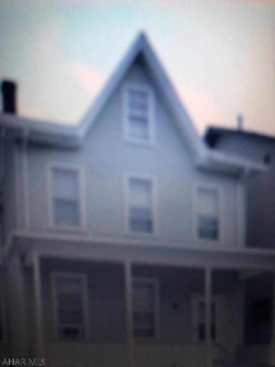 Well maintained duplex.  Good rental history.  Student approved.