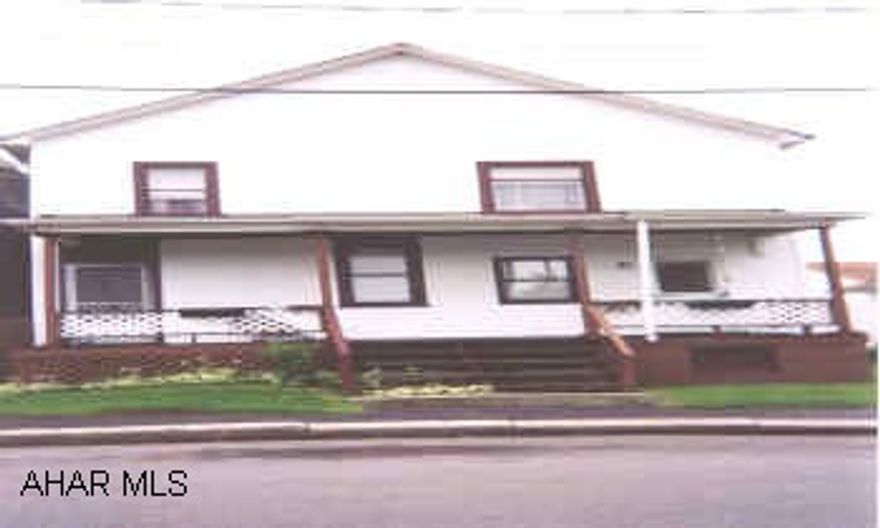 Duplex with 1st and second floor apts.   great location Buy with 1001 & 1023/25 as a package for reduced price