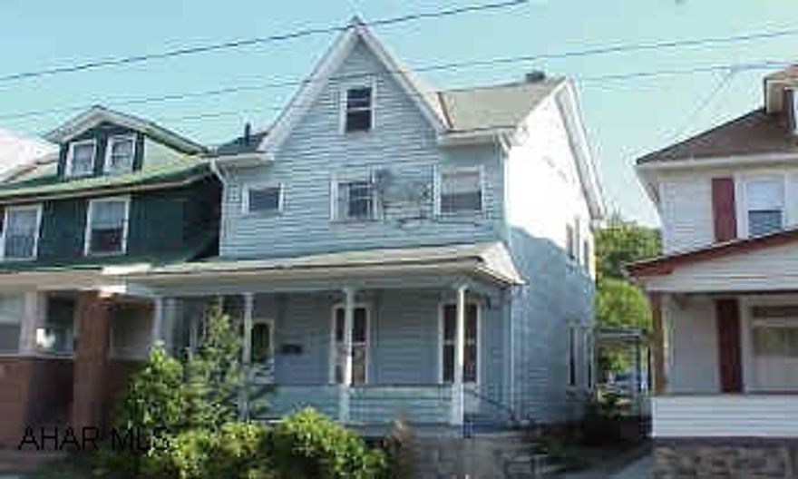 Good Starter - First floor has 1/2 bath & laundry.  Fenced yard & off street parking in rear.  Unusual, but attractive staircase.  $1,000 selling bonus for this property.  Good Starter -  First floor has 1/2 bath & laundry.  Fenced yard & off street parking in rear.  Unusual, but attractive, staircase. $1,000 selling bonus for this property.