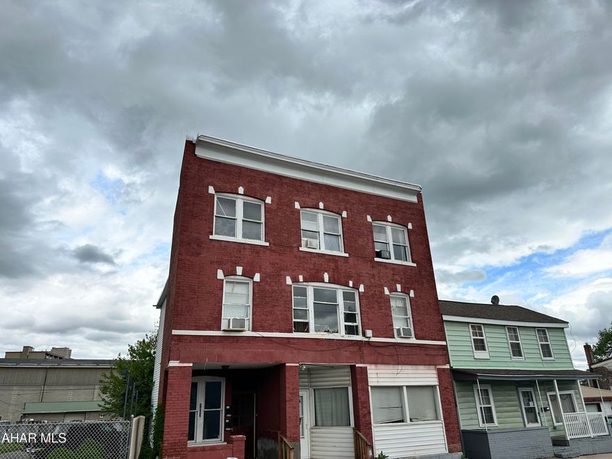 Large 3 unit income producing investment property. Fully occupied and ready for your portfolio. There is an additional carport area to the rear of the property, this could possibly be enclosed for additional storage or storage rental income.