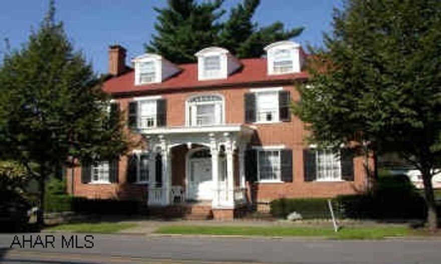 3 STORY HISTORIC HOME IN GAYSPORT WITH CHARM. ENJOY THE BEAUTY OF THE PAST. 5 TO 8 BEDROOMS, LARGE FORMAL D.R., HUGE KITCHEN WITH OUTER MAID KITCHEN, 3.5 BATHS. A PRIVATE MAID/INLAW QUARTERS. BEAUTIFUL ENTRANCE & STAIRCASE.