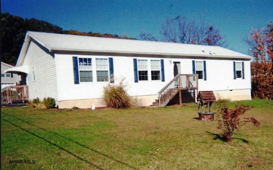 Open floor plan, fully equipped kitchen, stainless appliances, large lot.  Great family room with gas fireplace, great for empty nesters.  Quiet neighborhood - Spring Cove Schools. Nice deck with retractable awning and large shed, tankless hot water heater, zoned heat