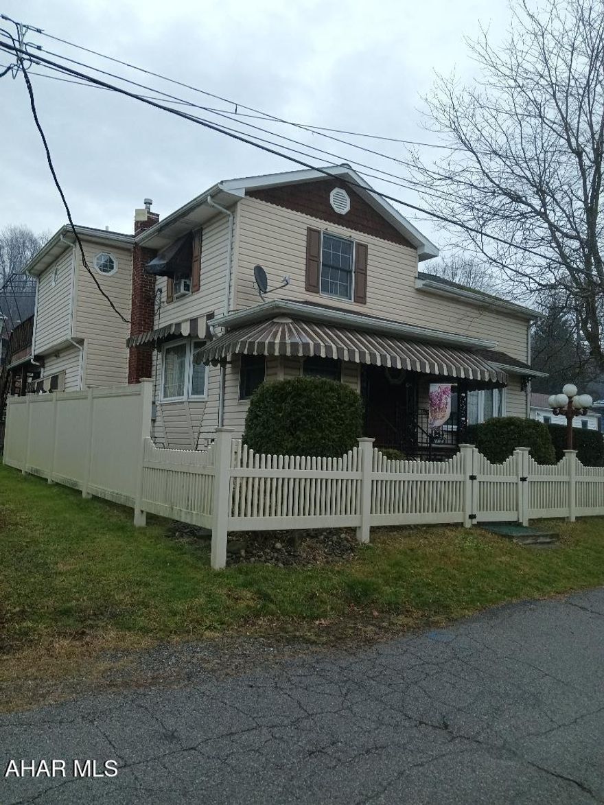 2 story home with 3 bedrooms, 5 bathrooms and 2 car garage. This beautiful home also comes with an extra 2 lots and carport. This home is a must see for the Coalport area call for your showing today.